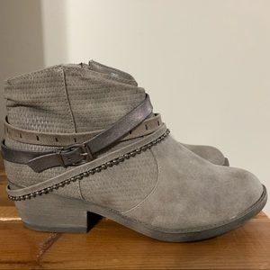 NEW! Women’s Gray/taupe ankle booties